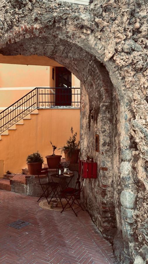 Casa Vacanze Le Tre Casette อาเมเกลีย ภายนอก รูปภาพ